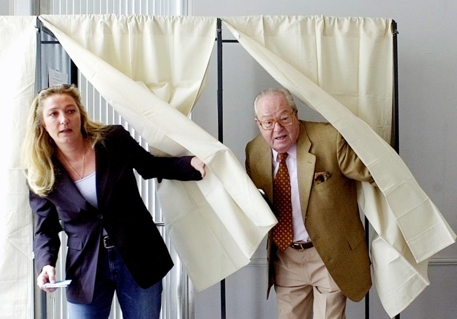 Jean-Marie Le Pen y su hija Marine, líderes del partido Frente Nacional salen de una cabina de votación mientras emiten sus votos para las elecciones al Parlamento Europeo en 2004.