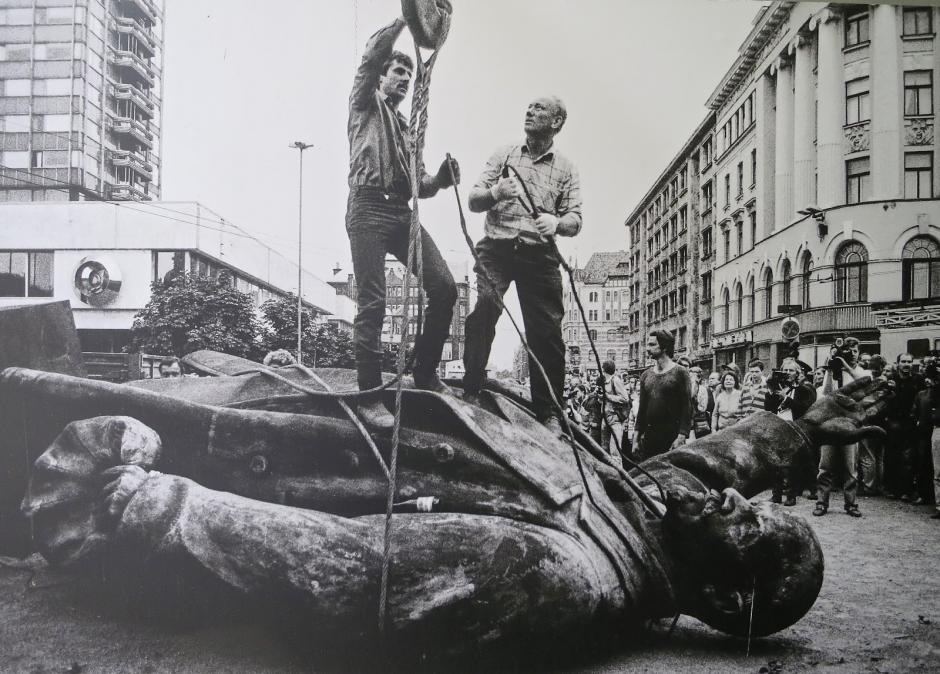 El derribo de la estatua de Lenin