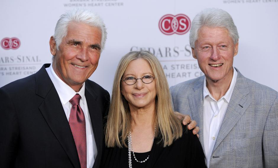 Barbra Streisand entre Bill Clinton y su marido James Brolin