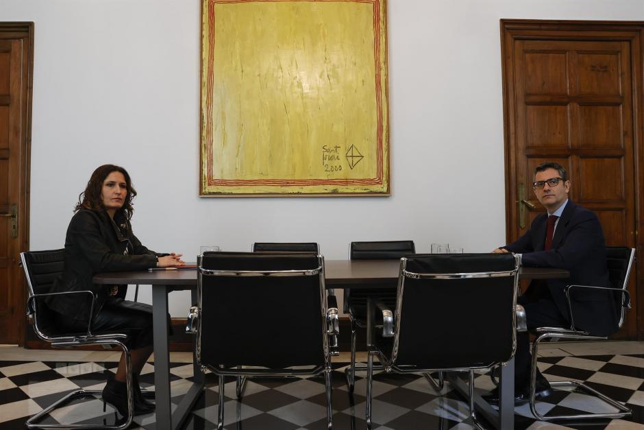 El ministro de la Presidencia, Félix Bolaños, y la consellera de la Presidencia, Laura Vilagrà, posan en el ámbito de su reunión este domingo en Barcelona, en un momento de turbulencias en las relaciones entre el Gobierno y la Generalitat a raíz de la denuncia de espionaje a independentistas