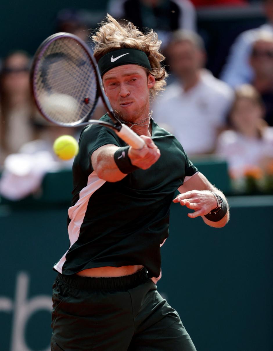 Andrey Rublev golpea de derecha durante la final del Serbia Open