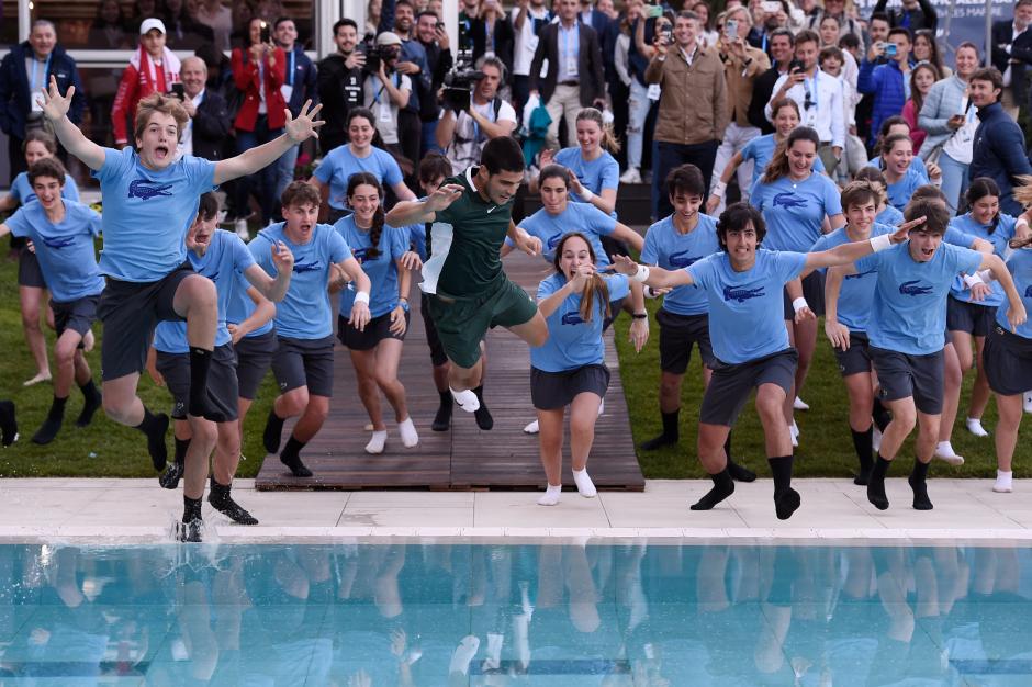 Carlos Alcaraz se lanza a la piscina del Real Club de Tenis Barcelona