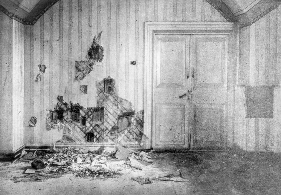 Estado en el que quedaron las paredes de la habitación donde fueron asesinados a tiros y bayonetazos Nicolas II, su mujer, sus cinco hijos y cuatro sirvientes