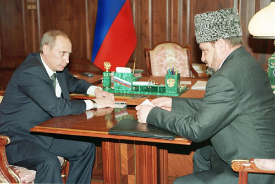 El presidente ruso Vladimir Putin y el jefe de la administración chechena Akhmad Kadyrov discutiendo un plan de acción para reconstruir Chechenia