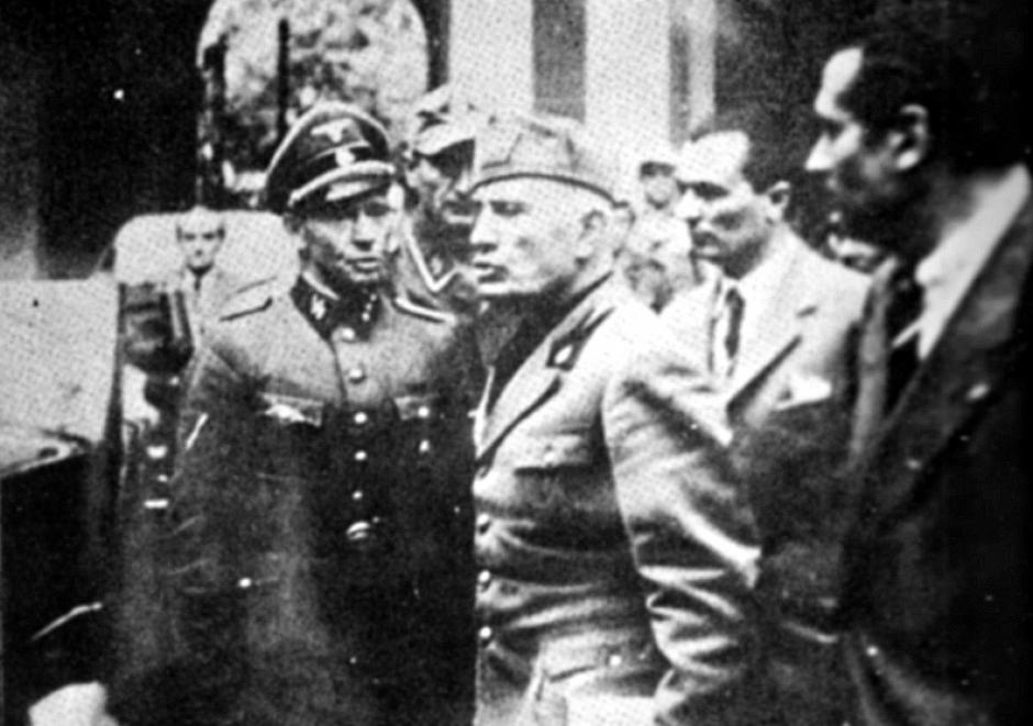 Mussolini abandonando la prefectura de Milán el 25 de abril de 1945 (se cree que es la última fotografía de él con vida)