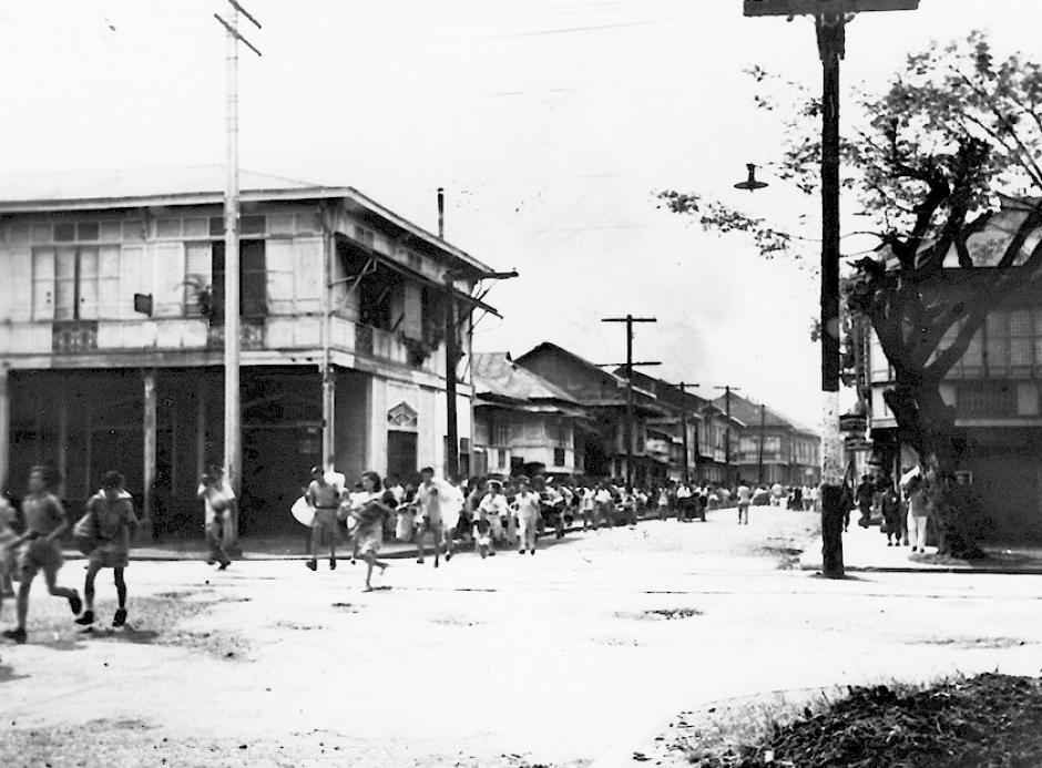 Ciudadanos de Manila huyen de los suburbios quemados por soldados japoneses para ponerse a salvo, 10 de febrero de 1945