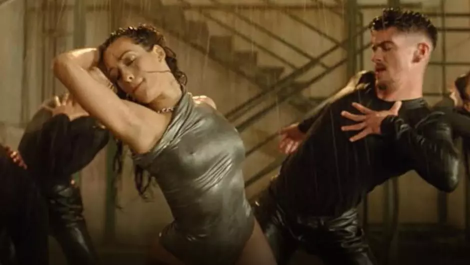 Chanel junto los bailarines en un momento del videoclip de 'SloMo', canción que representará a España en Eurovisión 2022