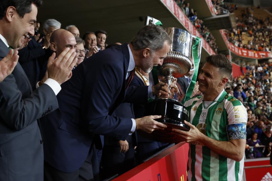 Joaquín recibe la Copa del Rey de manos de Felipe VI