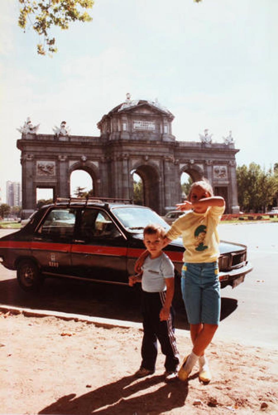 Niños posando en la Puerta de Alcalá en 1984