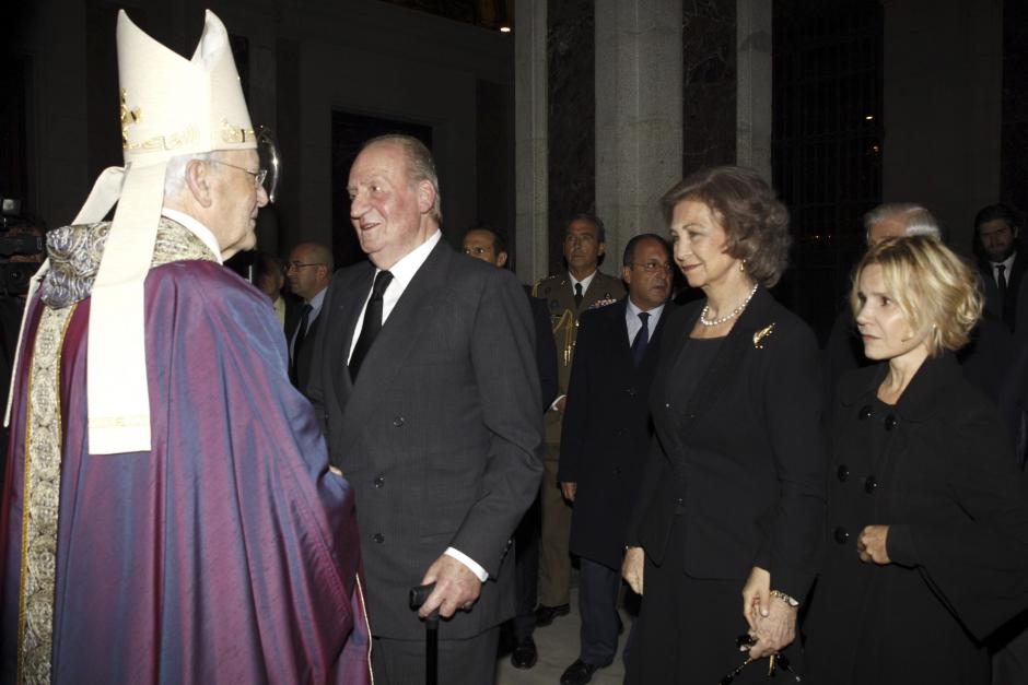 El cardenal Amigo, junto a los Reyes de España, durante el funeral de la duquesa de Alba
