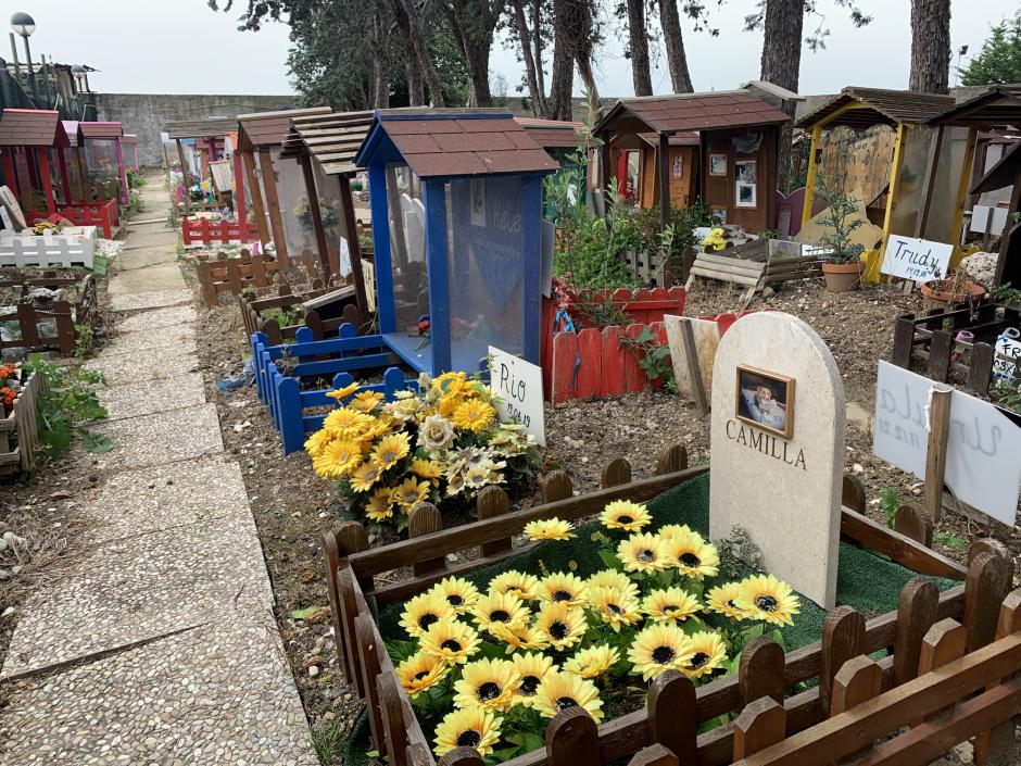 Imagen de las casetas de las tumbas animales en el cementerio Casa Rosa