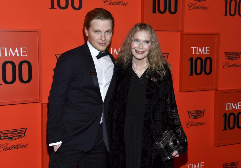 La actriz Mia Farrow y su hijo Ronan, en la gala Time 100