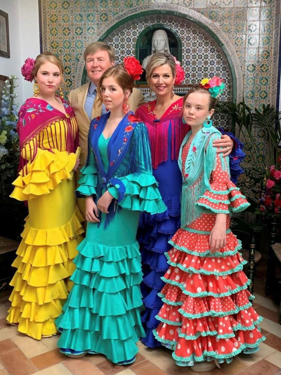 Máxima de Holanda y su familia vestidos con vestidos de faralaes de Fabiola