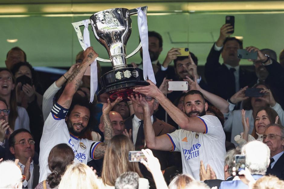 Marcelo y Benzema levantan el 35º trofeo de campeón de Liga del Real Madrid