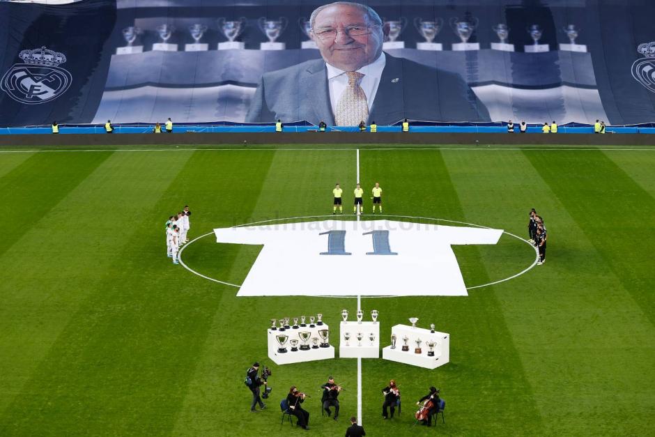 El presidente de Honor del Real Madrid fallecía el 18 de enero de 2022 y el club le rendía este homenaje cinco días después antes de enfrentarse al Elche