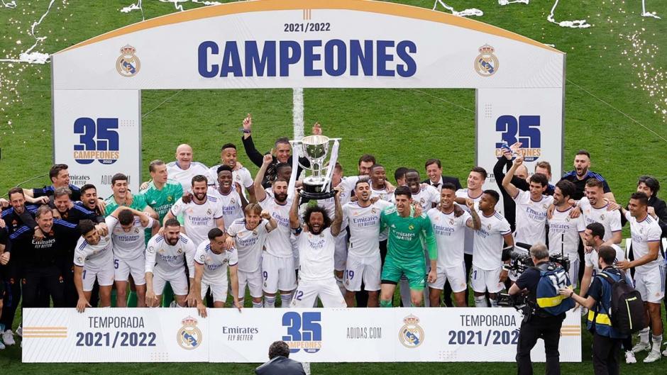 Marcelo levanta al cielo el título de Liga, el primer campeonato doméstico desde que es capitán del conjunto blanco