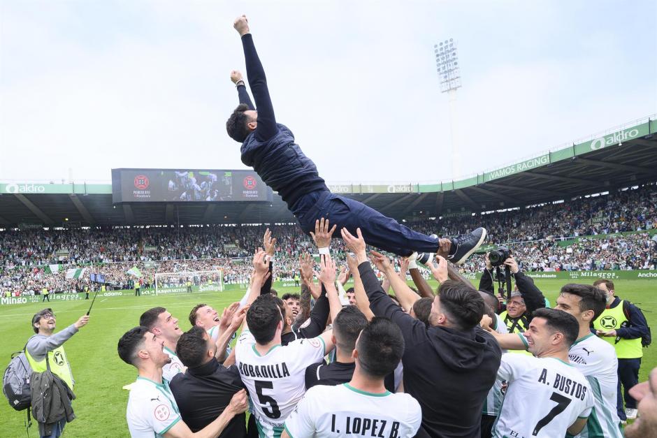 Los jugadores mantean al técnico del equipo cántabro