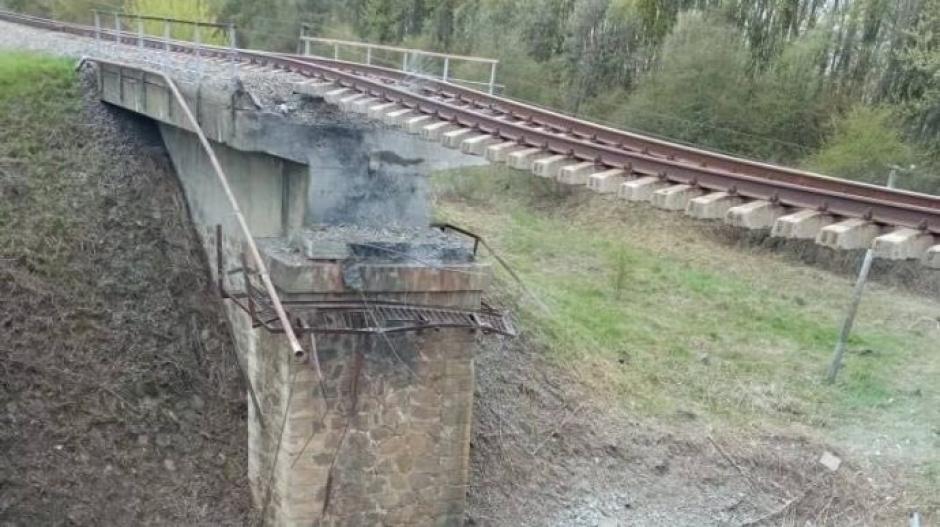 Puente ferroviario afectado por una explosión en Kursk, Rusia, este domingo