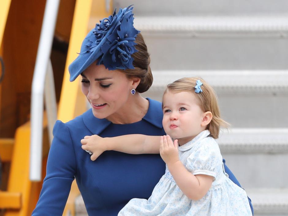 Kate Middleton sostiene a su hija Carlota durante una visita oficial a Canadá en septiembre de 2016