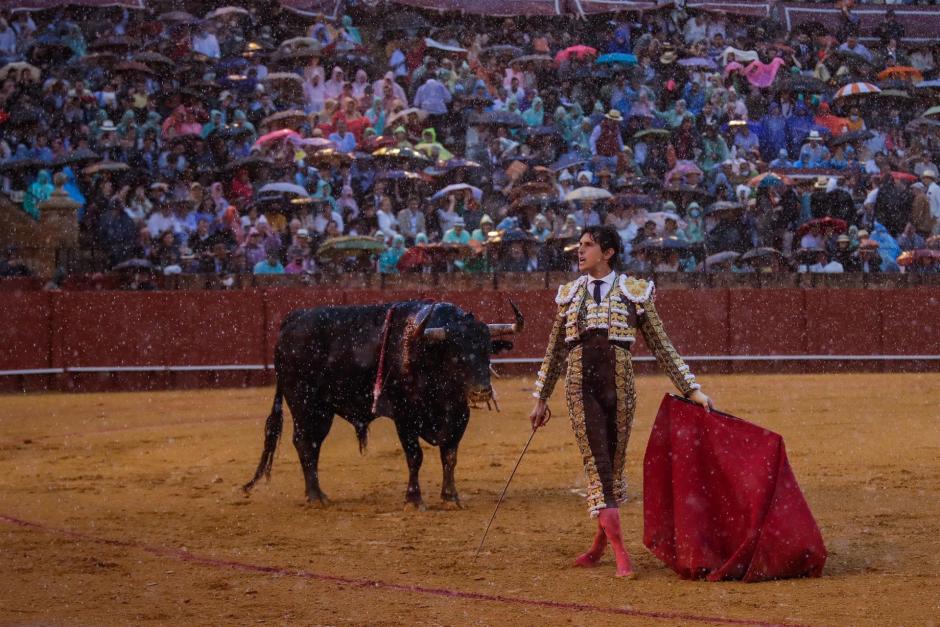 Roca Rey y sus compañeros de terna tuvieron que enfrentarse a la lluvia de Sevilla