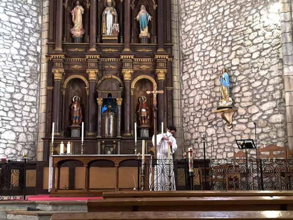 El joven Marcos preparando todo antes de empezar la Misa