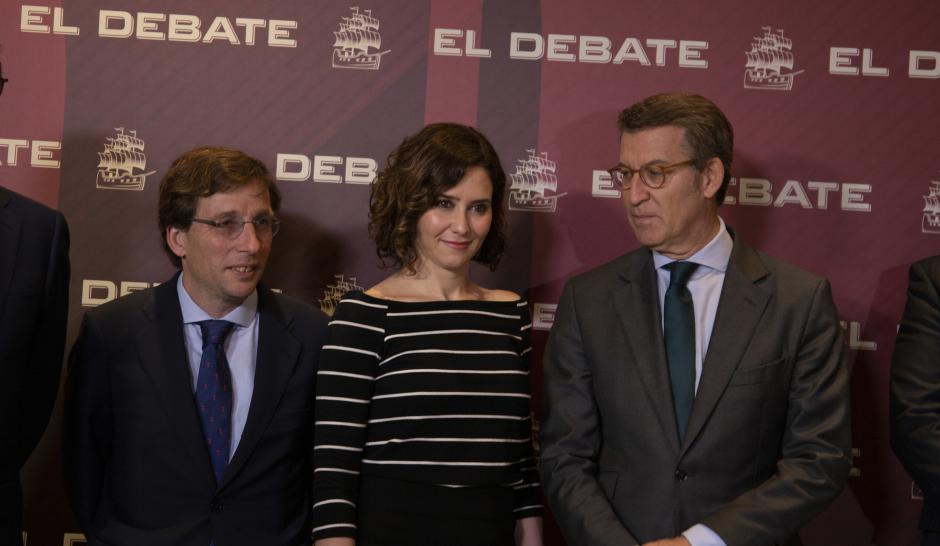 Alberto Núñez Feijóo, junto a la presidenta de la Comunidad de Madrid, Isabel Díaz Ayuso, y el alcalde José Luis Martínez Almeida