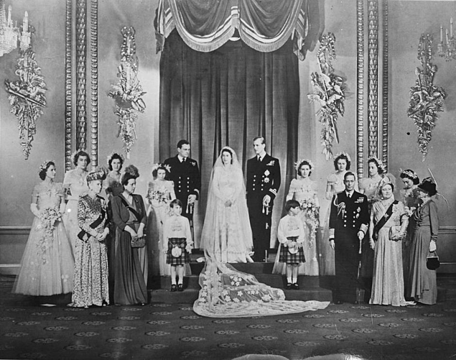 Isabel y Felipe posando para la foto en el Palacio de Buckingham después de su boda, 1947