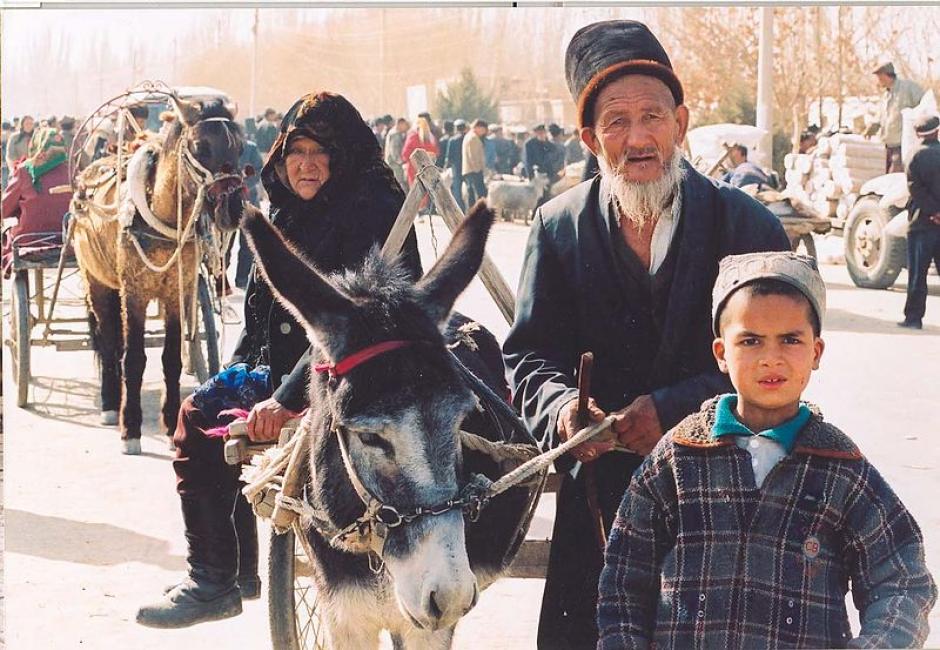 Una familia Uigur desplazándose