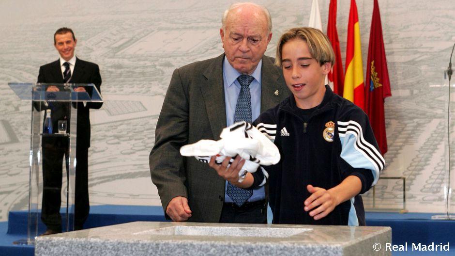 Un joven Dani Carvajal junto a Alfredo Di Stéfano colocando la primear piedra de la Ciudad Real Madrid