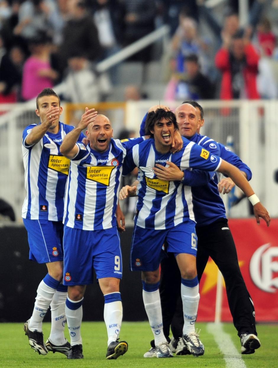 Iván de la Peña, junto a sus compañeros del Espanyol, durante un encuentro de Liga en 2009