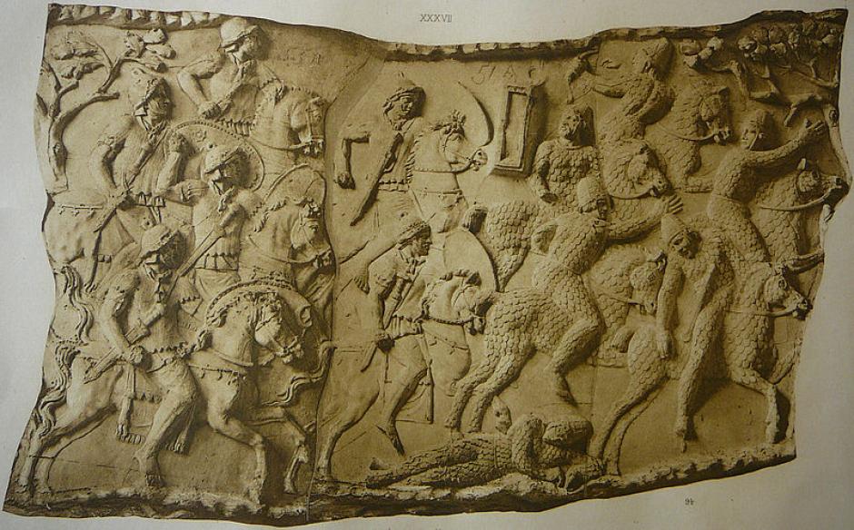 Los catafractos sármatas derrotados (derecha) huyen de los jinetes alares romanos, Columna de Trajano