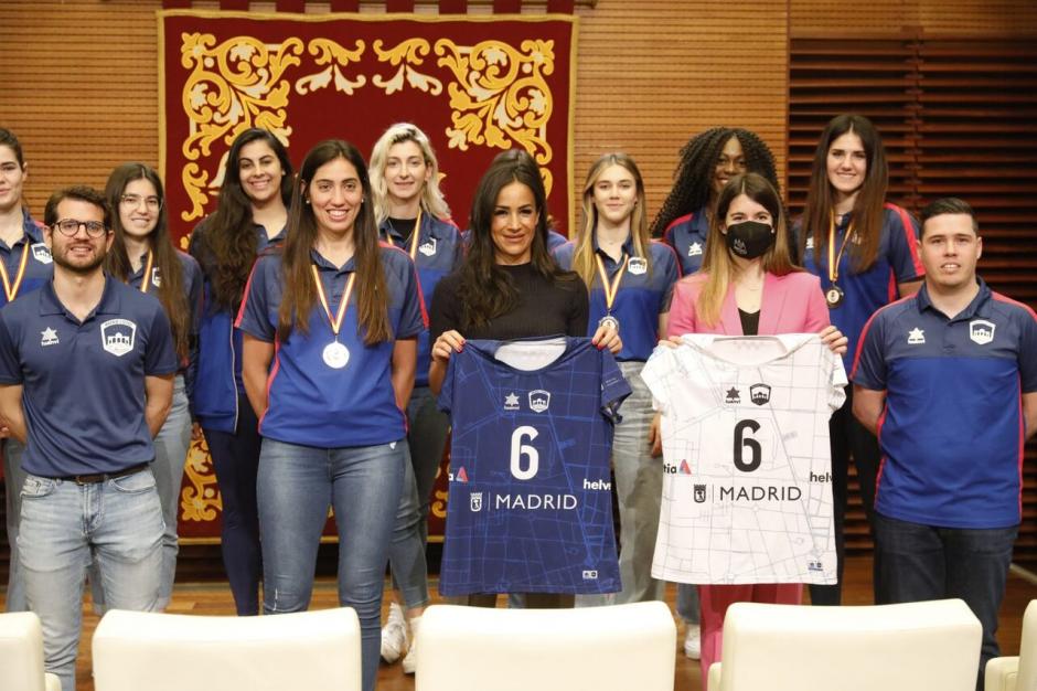 El pasado 4 de mayo, Begoña Villacís, vicealcaldesa de Madrid, recibió al primer equipo del Club Voleibol Madrid al ascender a la Liga Iberdrola
