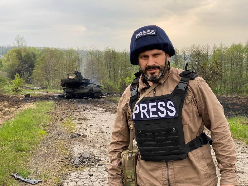 El periodista ucraniano Andriy Tsaplienko frente a un T-90M destruido