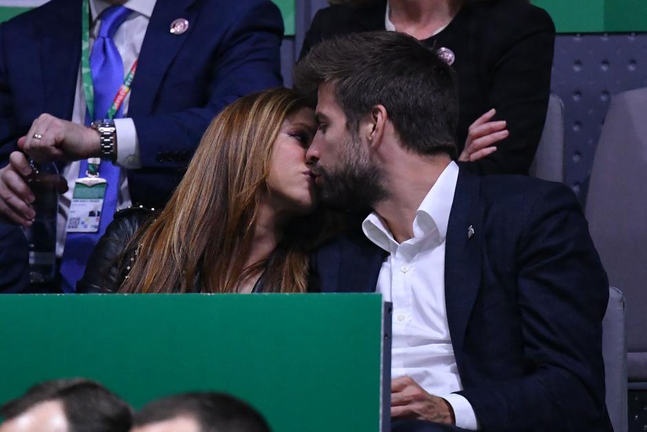 Shakira y Gerard Piqué besándose en la Final de la Copa Davis de 2019.