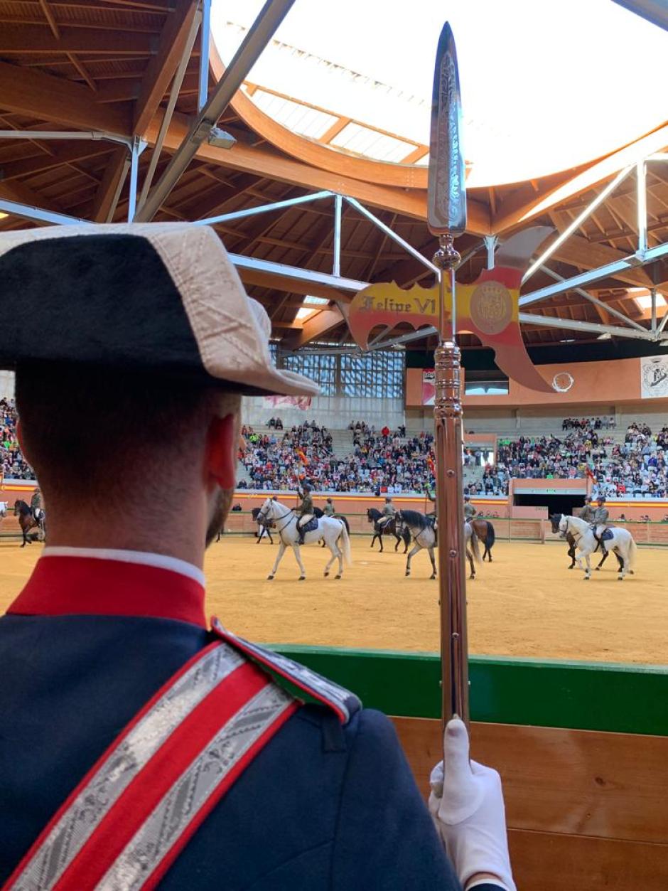 Un Alabardero observa una de las exhibiciones de la Guardia Real