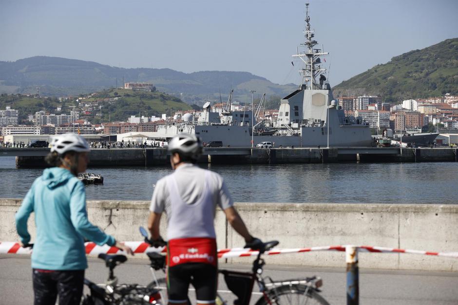 Vista de la fragata del Ejército "Méndez Núñez", que ha hecho escala en el puerto vizcaíno, durante la jornada abierta al público para su visita en Guecho este sábado
