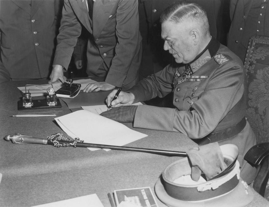 Wilhelm Keitel firma la capitulación ante la URSS en Karlshorst (Berlín)