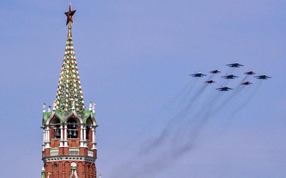 Los aviones de combate rusos Sukhoi Su-30SM y los aviones de combate MiG-29 vuelan sobre la Plaza Roja durante el ensayo del desfile militar del Día de la Victoria en Moscú el 7 de mayo de 2022