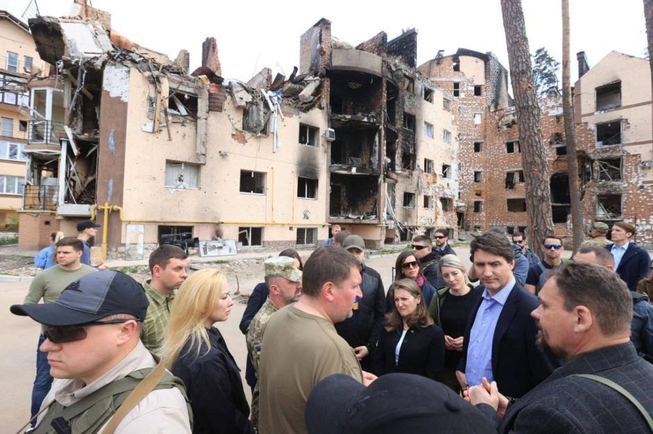 El primer ministro Justin Trudeau visita la ciudad de Irpin cerca de Kiev