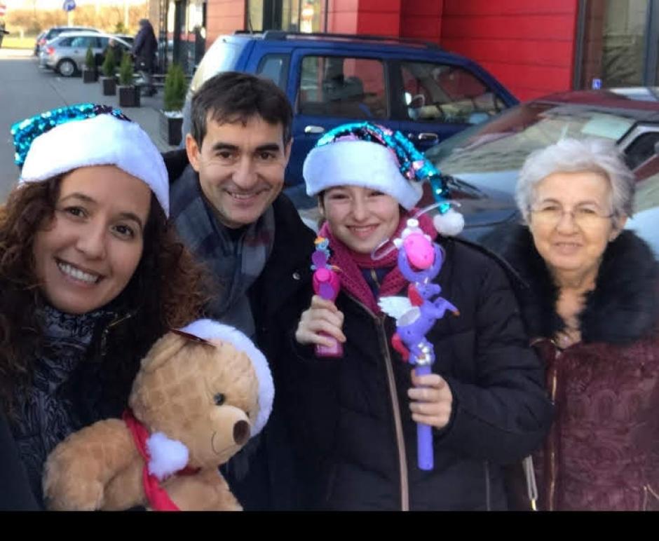 Alberto Encinas, junto a su hija Olivia y otros dos familiares, tras reencontrarse con ella en diciembre de 2019