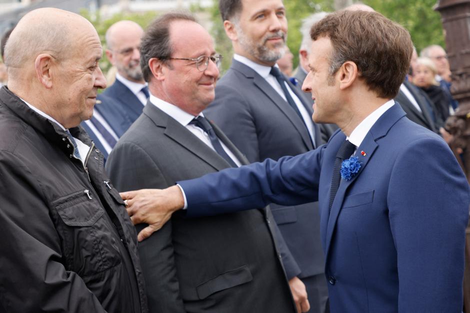 El presidente de Francia, Emmanuel Macron (derecha), saluda al expresidente francés François Hollande (centro)