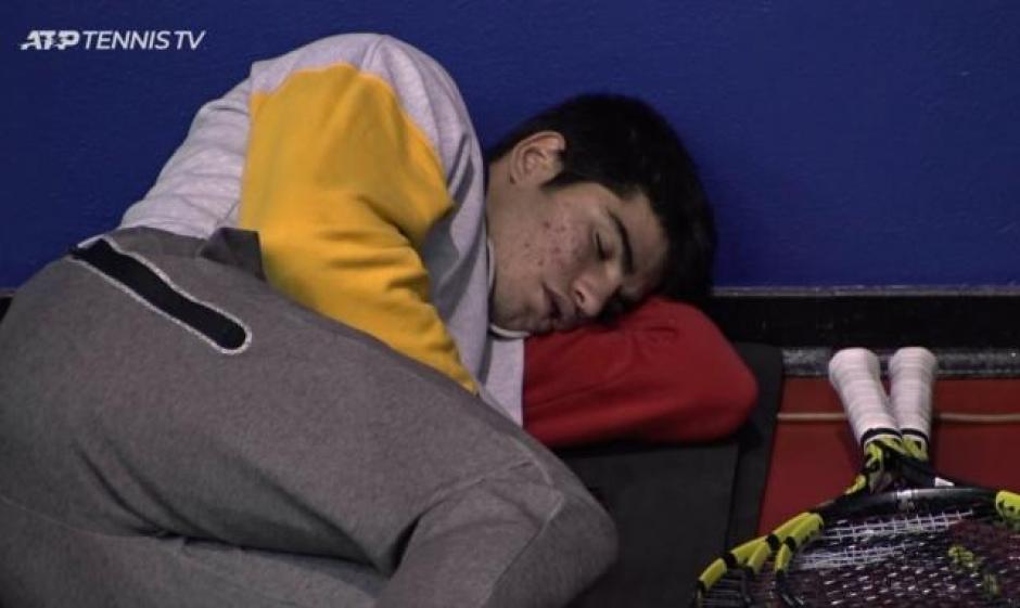 arlos Alcaraz durmiendo una siesta antes de debutar en las Next Generation ATP Finals