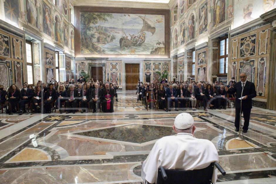 El Papa rodeado de estudiantes y profesores de la Universidad de Macerata