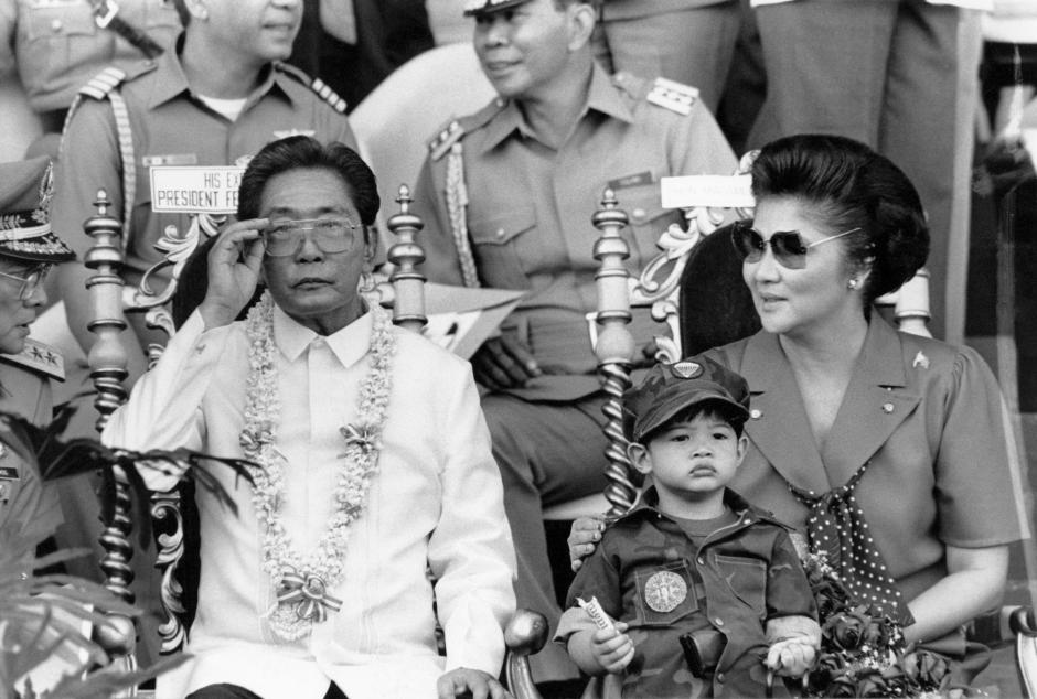 Esta foto de archivo tomada el 15 de noviembre de 1985 muestra al presidente filipino Ferdinand Marcos (izquierda) y su esposa Imelda ante unos 35.000 estudiantes universitarios que realizan un entrenamiento militar obligatorio de dos años en Manila.