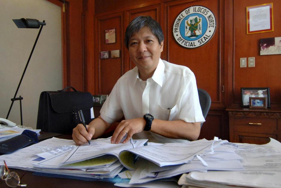 Esta foto de archivo tomada el 29 de septiembre de 2005 muestra al entonces gobernador Ferdinand Marcos Jr firmando documentos en su oficina en la capital de la provincia de Ilocos Norte, Laoag.