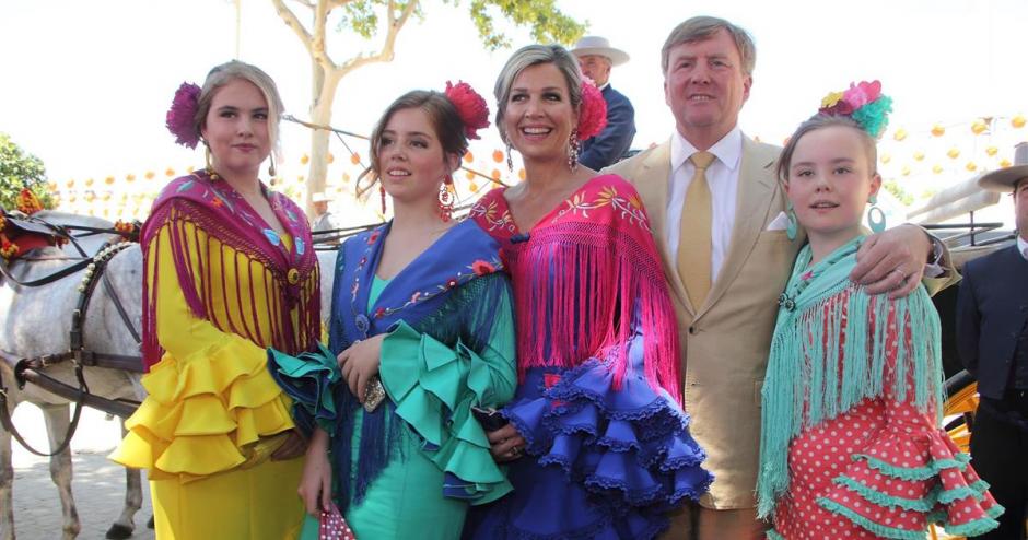 Los Reyes con sus hijas en la Feria de Abril de 2019