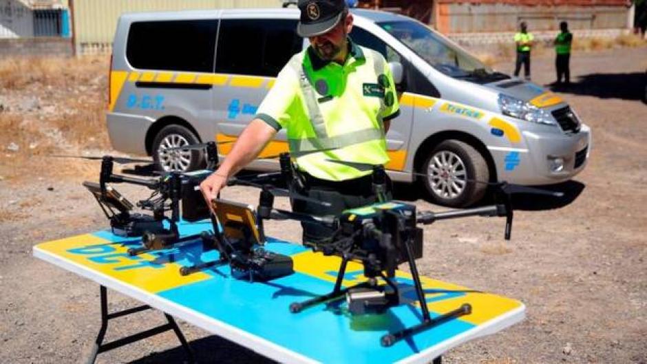 Agentes desplegando los drones