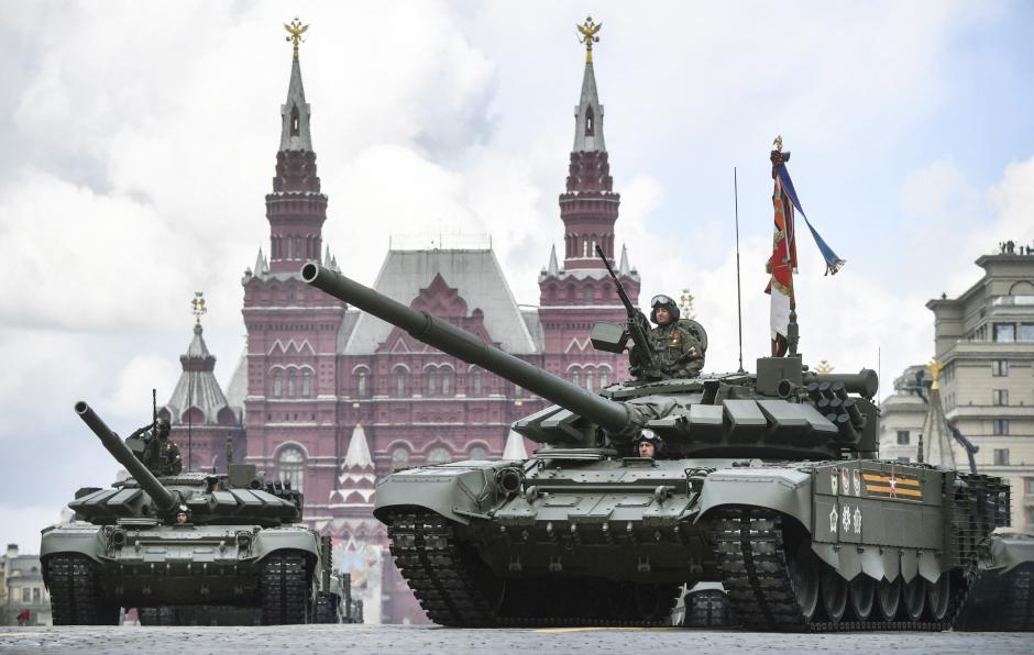 Tanques rusos T-72B3M circulan en el desfile militar del Día de la Victoria