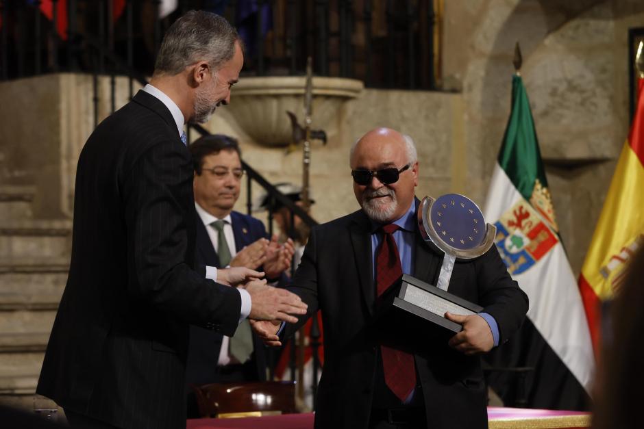 - El rey Felipe VI (i) entrega el premio Carlos V al presidente del Foro Europeo de la Discapacidad, Yannis Vardakastanis