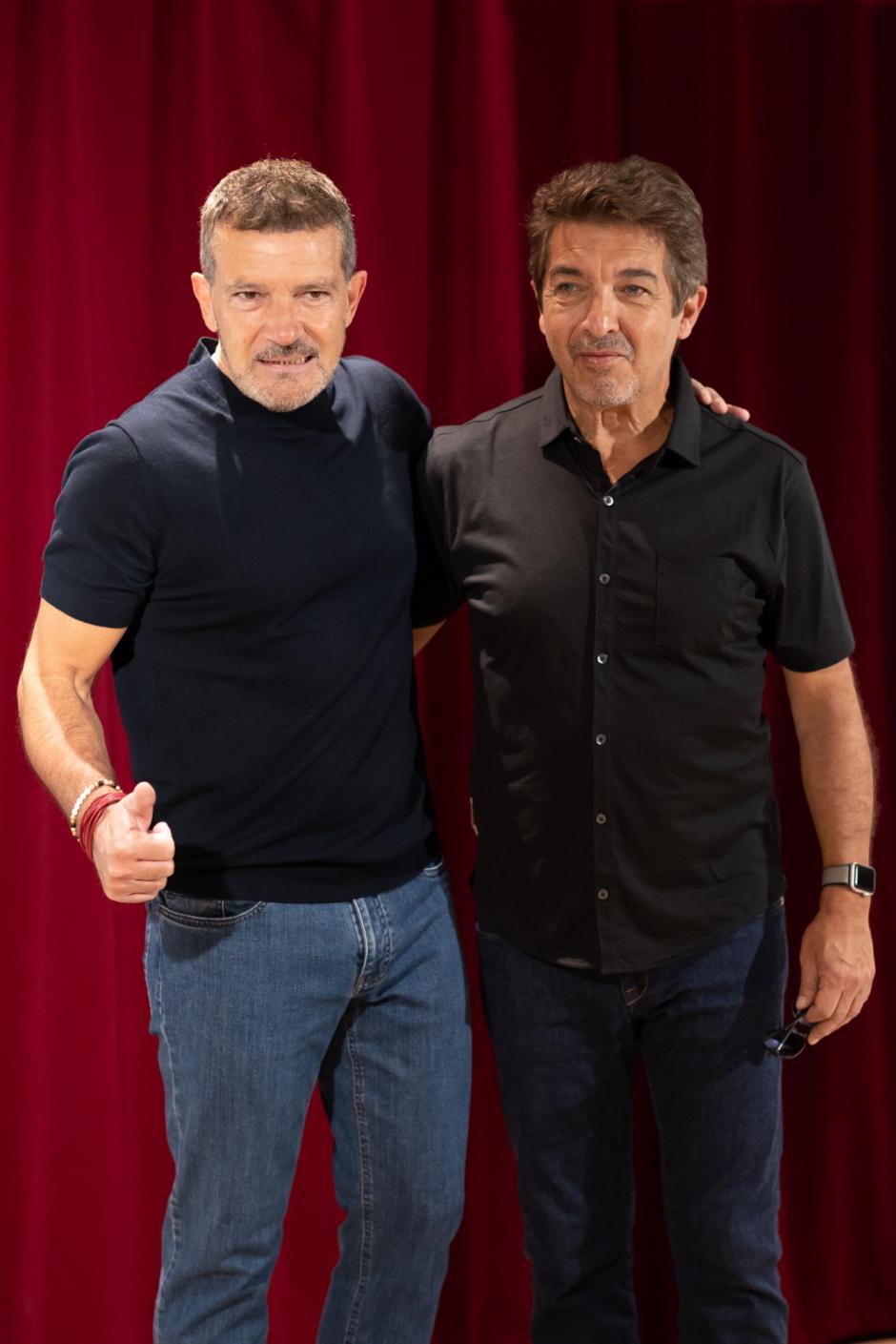 El artista y creador del Teatro Soho, Antonio Banderas, junto al actor Ricardo Darín, durante la presentación de la obra "Escenas de la vida conyugal", que protagoniza el argentino y que estará en cartel desde hoy miércoles hasta el 22 de mayo en el Teatro del Soho de Málaga